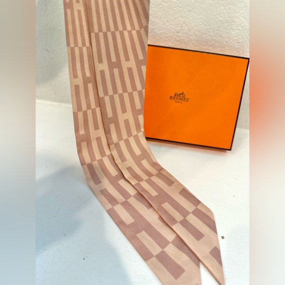 ❤️SOLD❤️ Auth HERMES Pink “H” Monogram Pink Twilly Silk Ribbon 34” x 2” - Picture 9 of 16